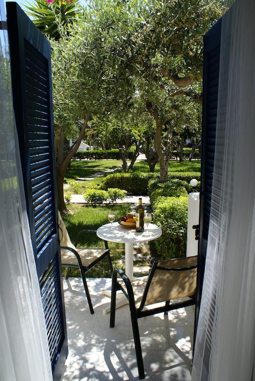 Villea Village Makrýgialos Buitenkant foto